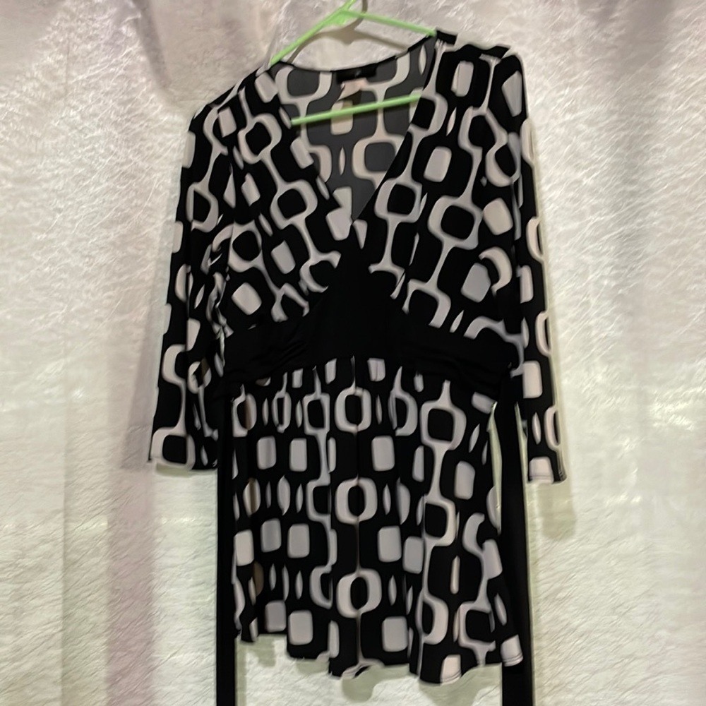 Black and gray top square- circles design.